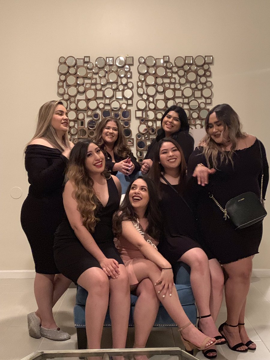 Nashleos3's tweet image. I have the best friends ✨ #HurtarteEverAfter #BachWeekend