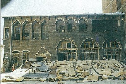 Diyarbakır, Süleyman Nazif Mahallesi’nde Ocak Sokak’ta 1711 yılında inşa edilmiş harem-selamlıklı bir bazalt konak ve içerdiği şehir panoraması. Orhan Cezmi Tuncer Hoca tarafından fotoğrafın çekildiği 1999 yılında konak depo,mağazaya çevrilmiş. Yerinde midir, bilmiyorum.
