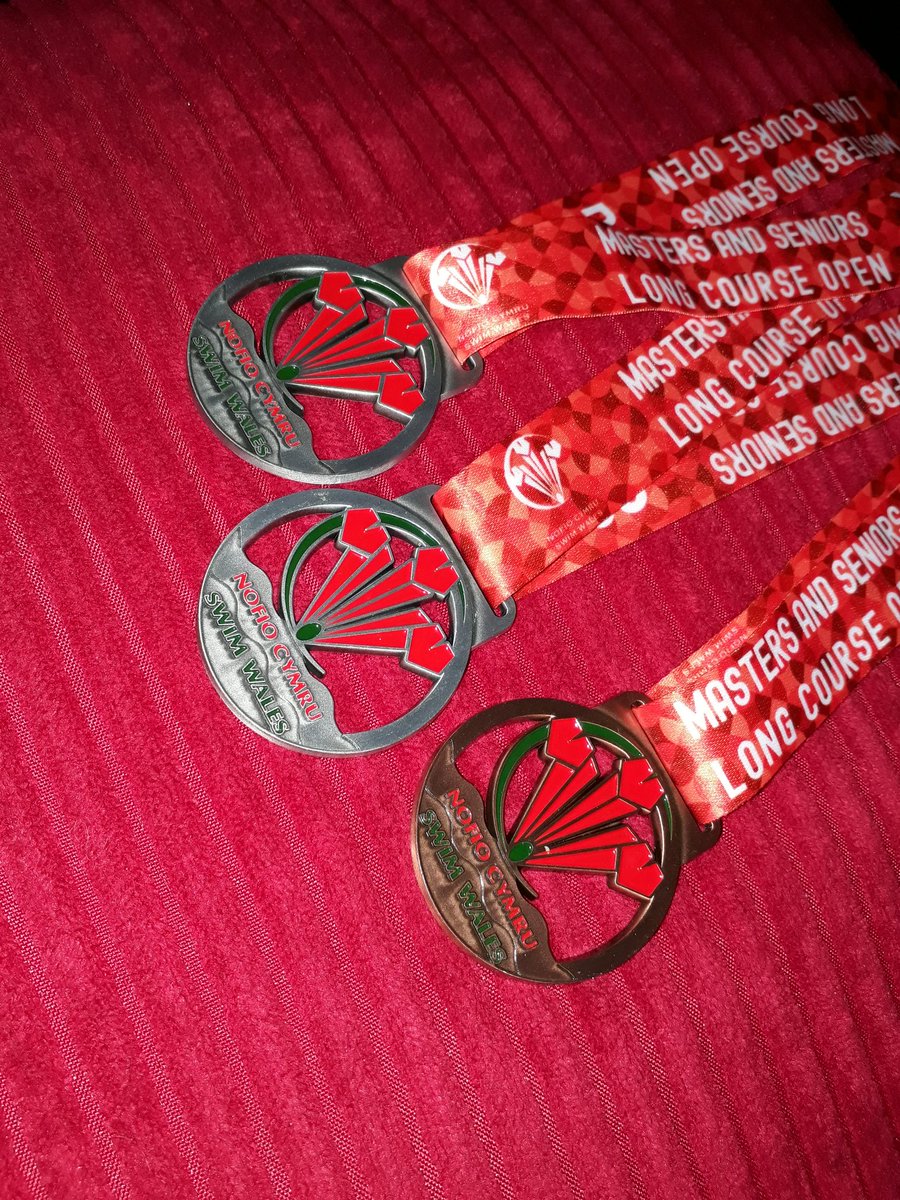 DrGvanK's tweet image. Pleasant Sunday with @SwanseaMasters at #wnps with individual and relay successes of 2 silvers, a bronze and a 4th place at the @SwimWales Long course Open Masters and Senior champs 2019🏊‍♀️, followed by a refreshing stroll at quite 🌬  #Porthcawl with spectacular crashing🌊 😲