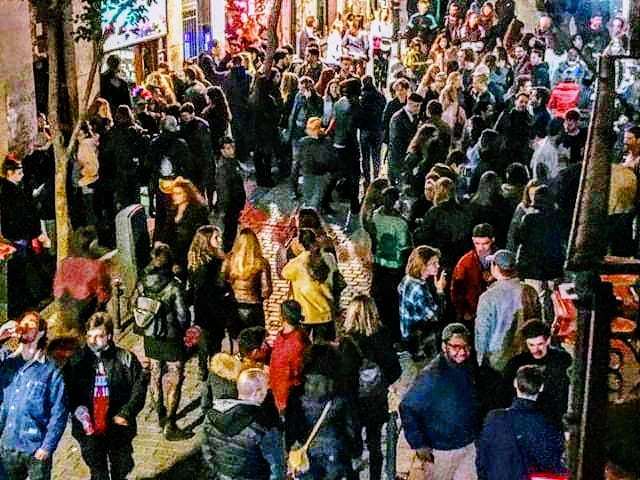 loqireneve's tweet photo. ¿Inicio rebajas? .
¿Casting para ser extra en Juego de Tronos?.
¿Sorteo de entradas para la final de la Champions?...
Frío, frío ...es calle Velarde un sábado cualquiera a las.2.30 de la madrugada...😪😪.
.
.
#loqireneve #SOSmalasaña #ensuciamadrid #malapis #madridcentro #ma… https://t.co/S3rWRKFuzf
