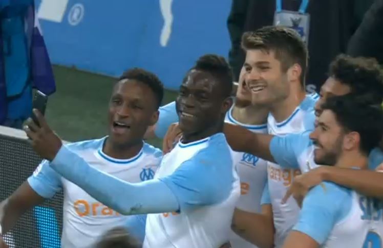Balotelli se graba junto a sus compañeros en la celebración de su gol.