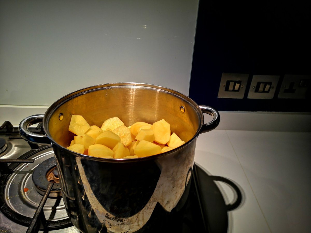 TaplowTesco's tweet photo. This Community Champion peeled a lot of potatoes, chopped a lot of onions to ensure that the Brett Foundation Drop in centre had tasty, warming food to offer its clients on this cold, wet and windy night. The Sausage , mash and homemade onion gravy went down very well. https://t.co/thqw4hZ4ym