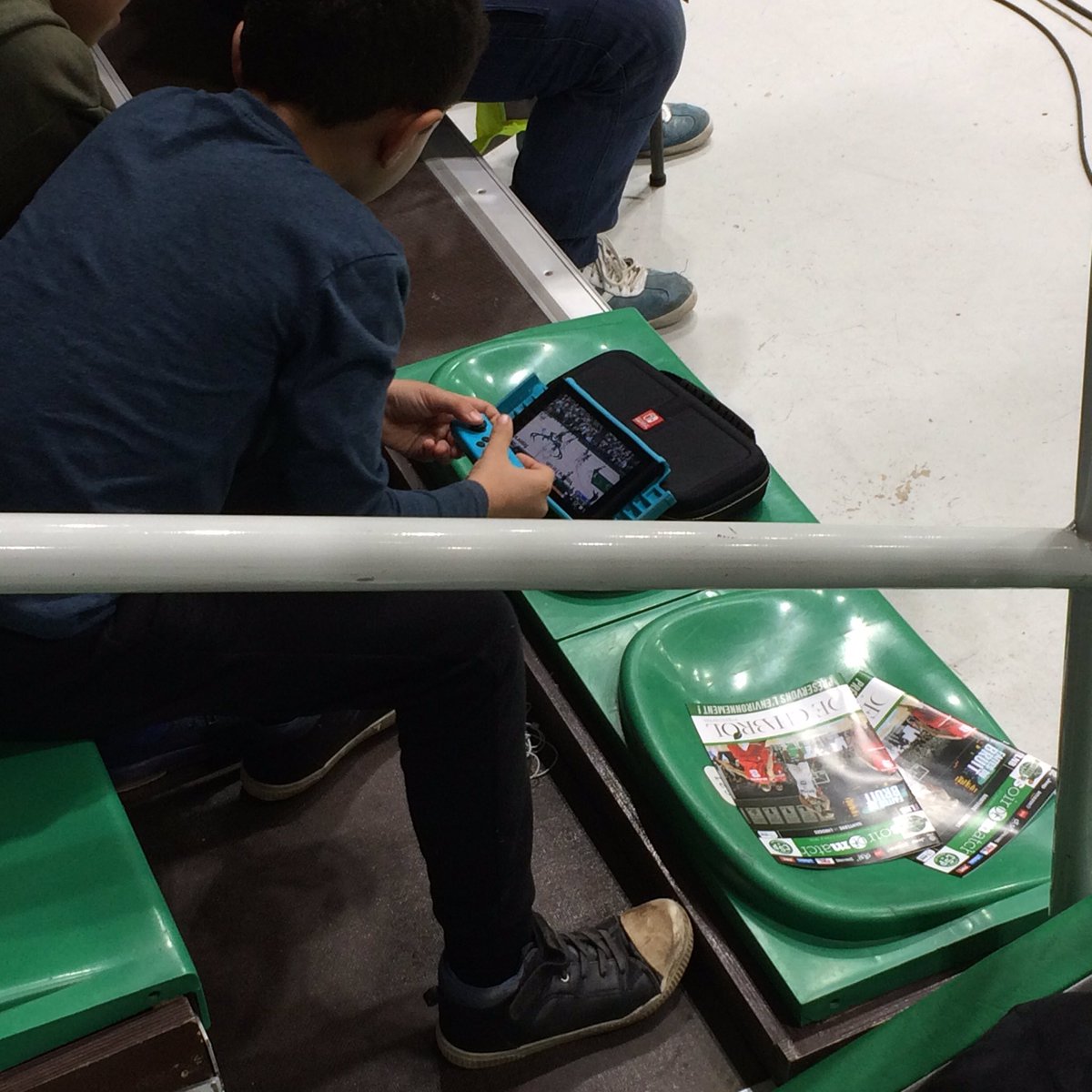 MafiaKopVert's tweet photo. Ce soir, le match était trop simple pour nos jeunes supporters... du coup ils se sont lancés dans un match de basket virtuel 😂 #OnEnPeutPlus #RIPRespect #Nanterre92 #NanterreLimoges #MKV https://t.co/AWlJYrCp54