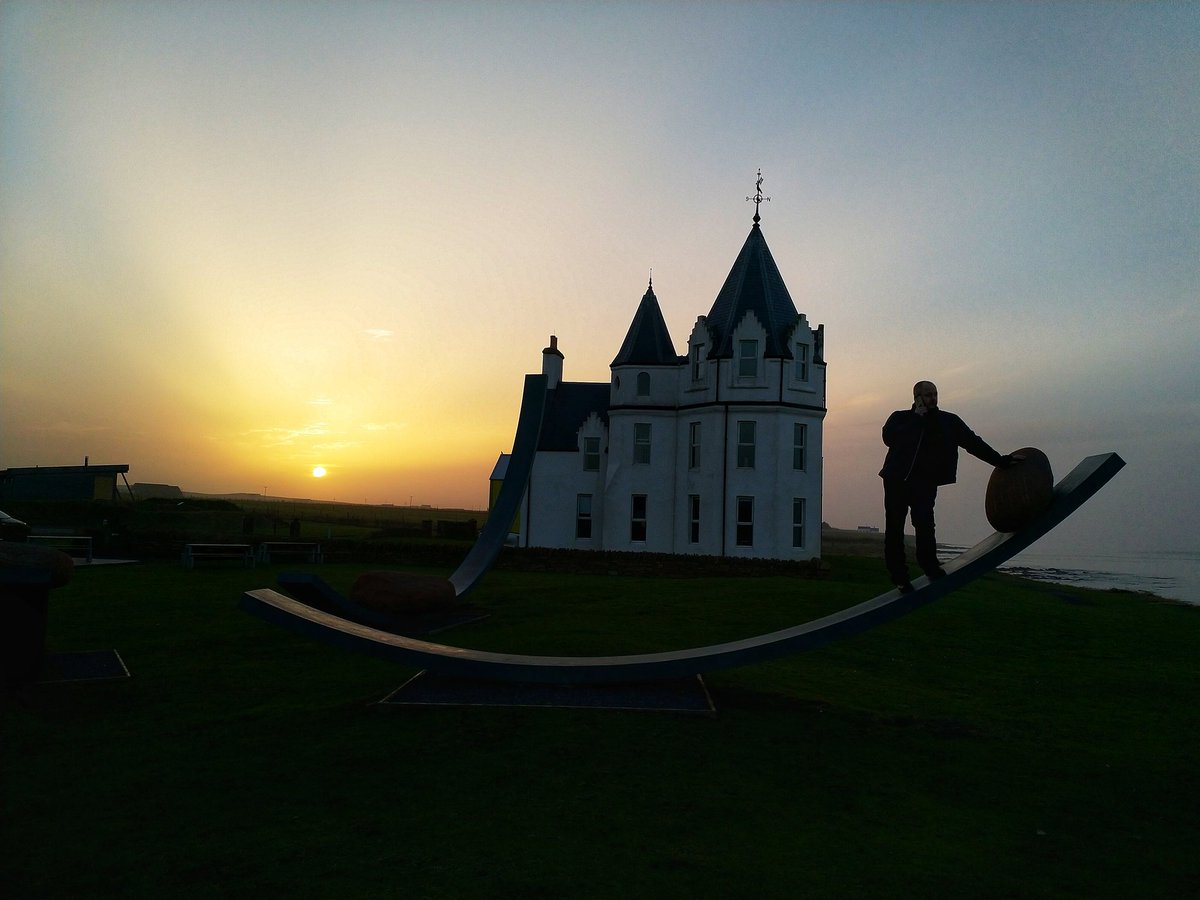 _suehodgson_'s tweet photo. #johnogroates #wexmondays #caithness #sillouhette as the sun drops down on a fine February. evening... https://t.co/3NRlXvK5qt