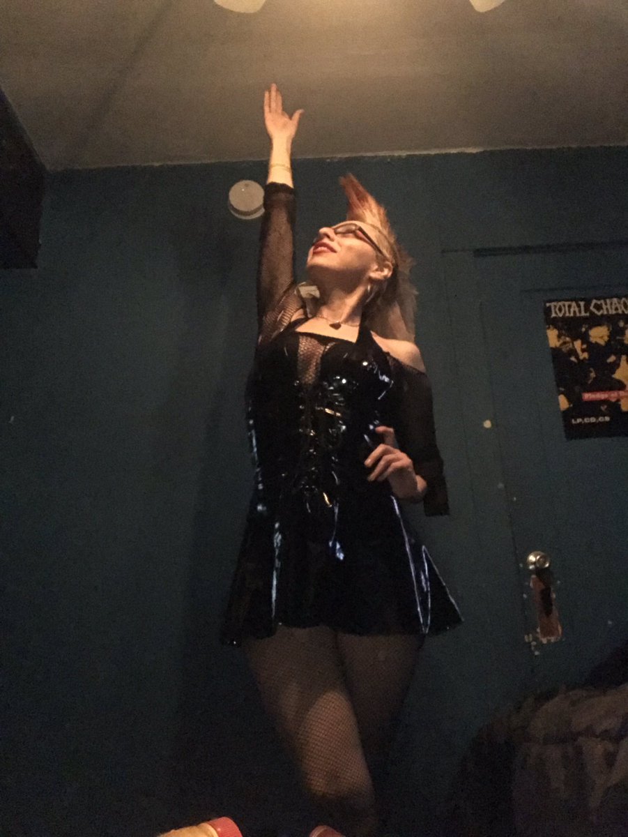 PhotoOveride's tweet image. #auxiliö how’s many Pina’s to change a light 💡