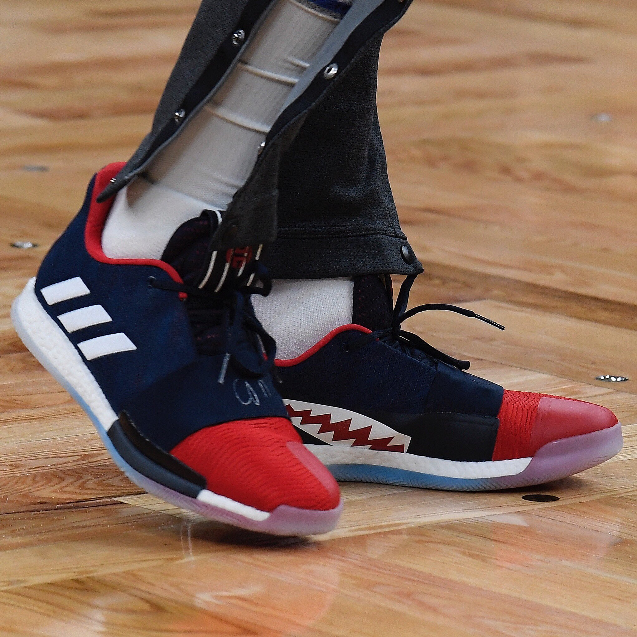 Mucho Reparador Geometría 🏀 #NBAKicks 👟 on Twitter: "🚀 @jharden13's adidas Harden Vol. 3 in  Boston! #NBAKicks https://t.co/c0aCS146hG" / Twitter