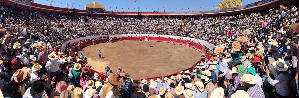 ntrtoros's tweet photo. #AutlánDeLaGrana 🇲🇽 • Lleno total por parte de la afición en el tradicional #ToroDeOnce •
📷 Manolo Briones/ NTR Toros https://t.co/kFiFLEFe3l