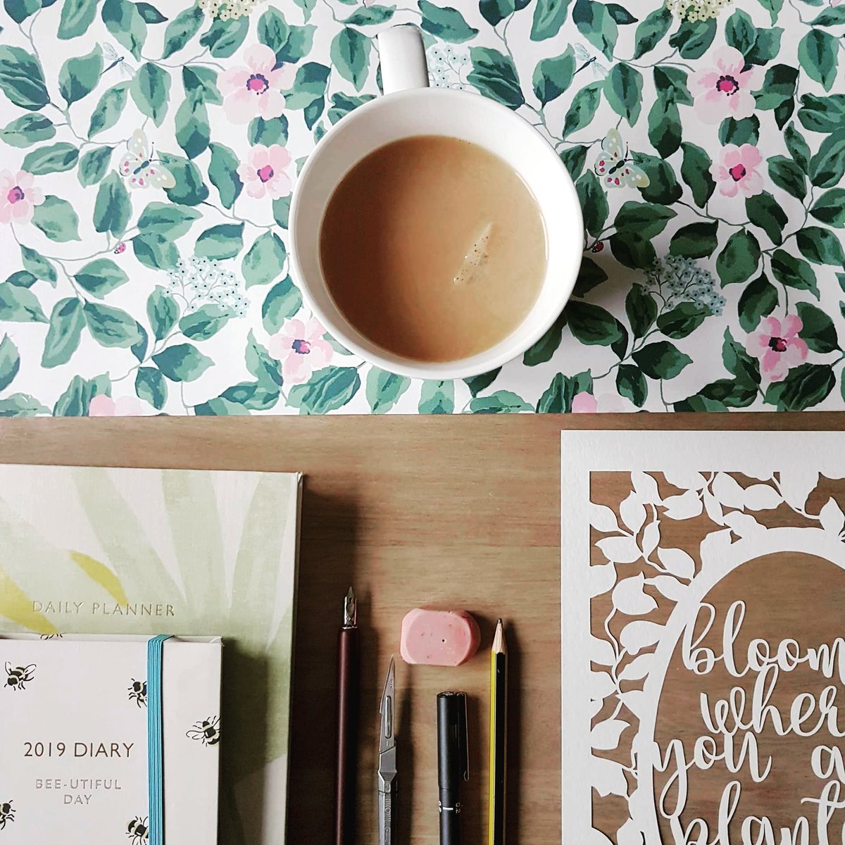 itsmagicpaper's tweet photo. My first ever #Flatlay #MarchMeetTheMaker #CathKidston #CKLife #OnlineCraft #HandmadeHour #PSIMadeThis #MakersGonnaMake #InAction #ActionShot #BehindTheScenes #ItsMagic #Tea #Cuppa #Stationary #Organised https://t.co/BQpM8OxWA8
