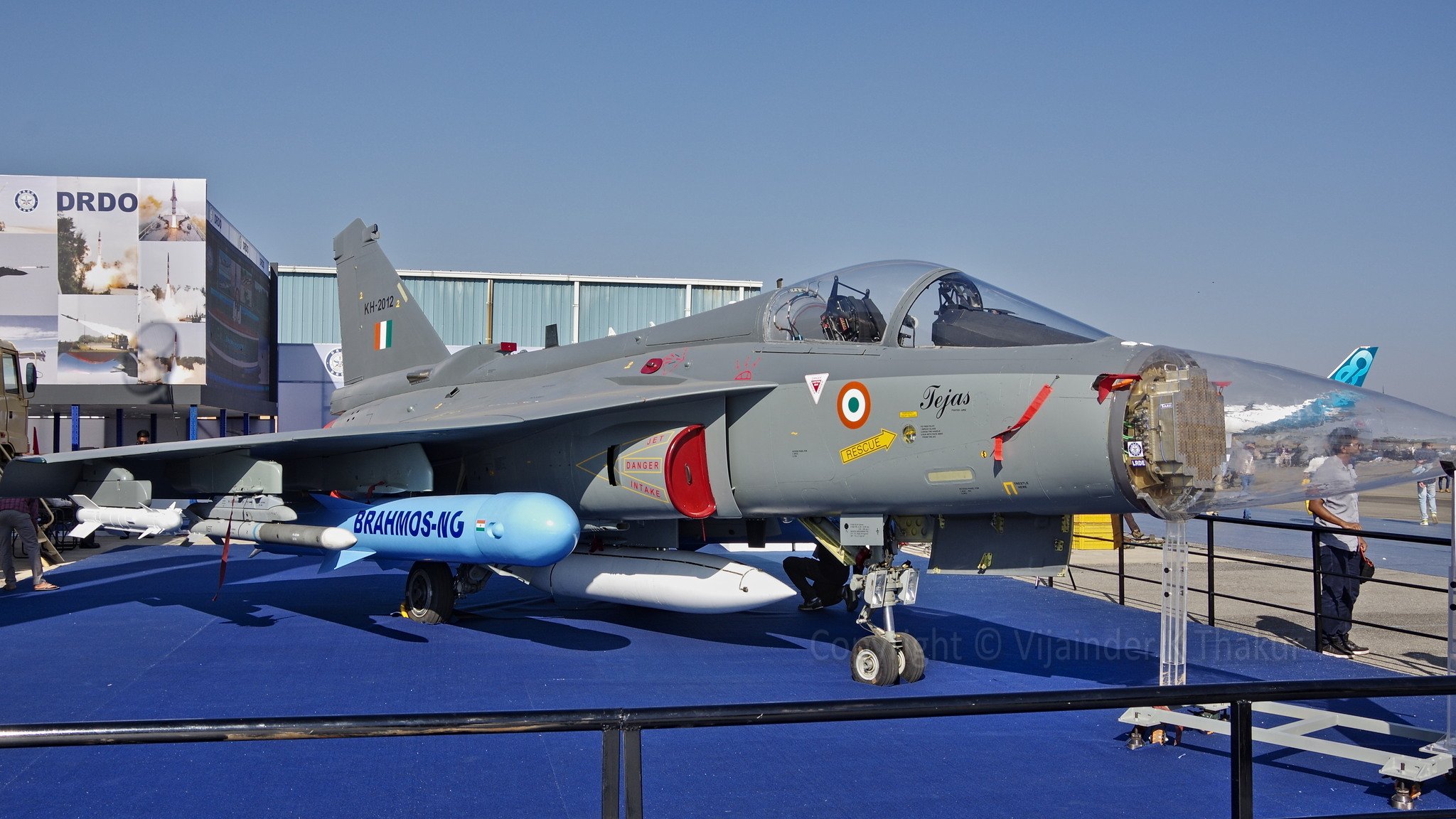 Vijainder K Thakur on Twitter: "Two Brahmos NG supersonic cruise missiles on the innermost wing pylons of the Tejas LSP-2 fitted with the Uttam AESA was the star @DRDO_India display at #AeroIndia2019