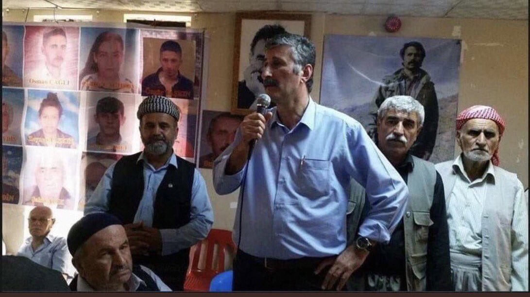 06melihgokcek's tweet photo. APO'NUN POSTERİ ÖNÜNDE KONUŞAN CHP BEYOĞLU BELEDİYE BAŞKAN ADAYI ALPER TAŞ.
İÇİNİZE SİNİYOR MU SEVGİLİ CHP'LİLER?.. https://t.co/dnUXzPLINA