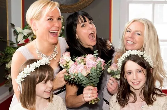 SarahFWriter's tweet image. ‘For the first time in 18 months it feels like I’m part of a family again.’ Finding themselves single, these resourceful British mums set up a 'mum-mune' and moved in together. bit.ly/2VxO5dZ #singlemoms