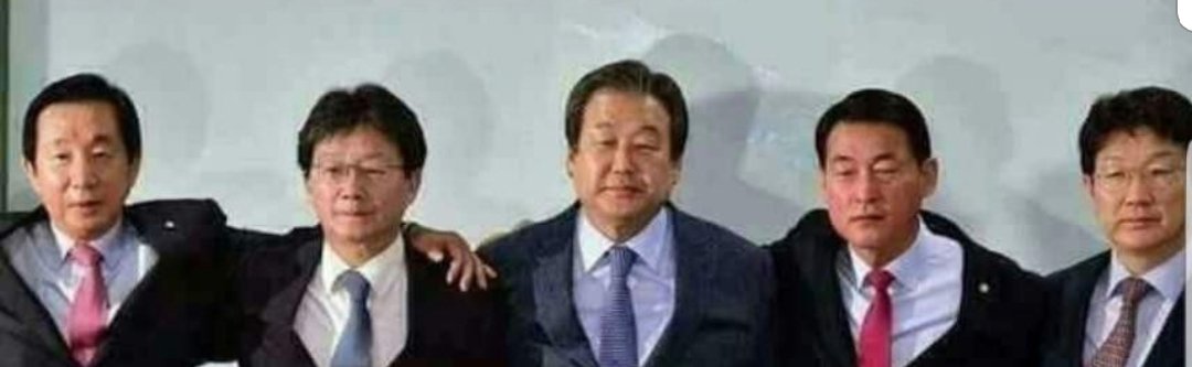 다음 사진에 나오는 몰골들만이라도 우선 반드시  쫓아내고 대한애국당 조원진 대표와 자유한국당 황교안 대표는  신속히 통합하라! 그것이 자유 우파 60%  국민들의 민심이다.