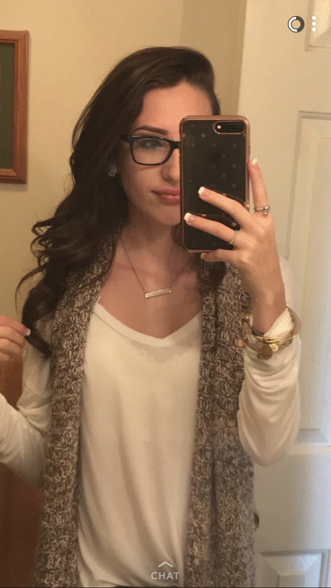 Isaacbarley25's tweet photo. Couple Pics Of My Smoking Hot Momma, How’d I Land Such A Smoke Show😫👅 https://t.co/tqhw43Is0i