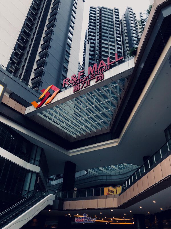 visitjohor_'s tweet photo. Encore Johor atau Pavilion Johor? Korang decide! Port baru untuk ambik gambar dekat R&amp;F Sales Gallery. 

#RNFSalesGallery #EncoreJohor #PavilionJohor #VisitJohorMatter #RNFMall https://t.co/RfYUnBWlFq