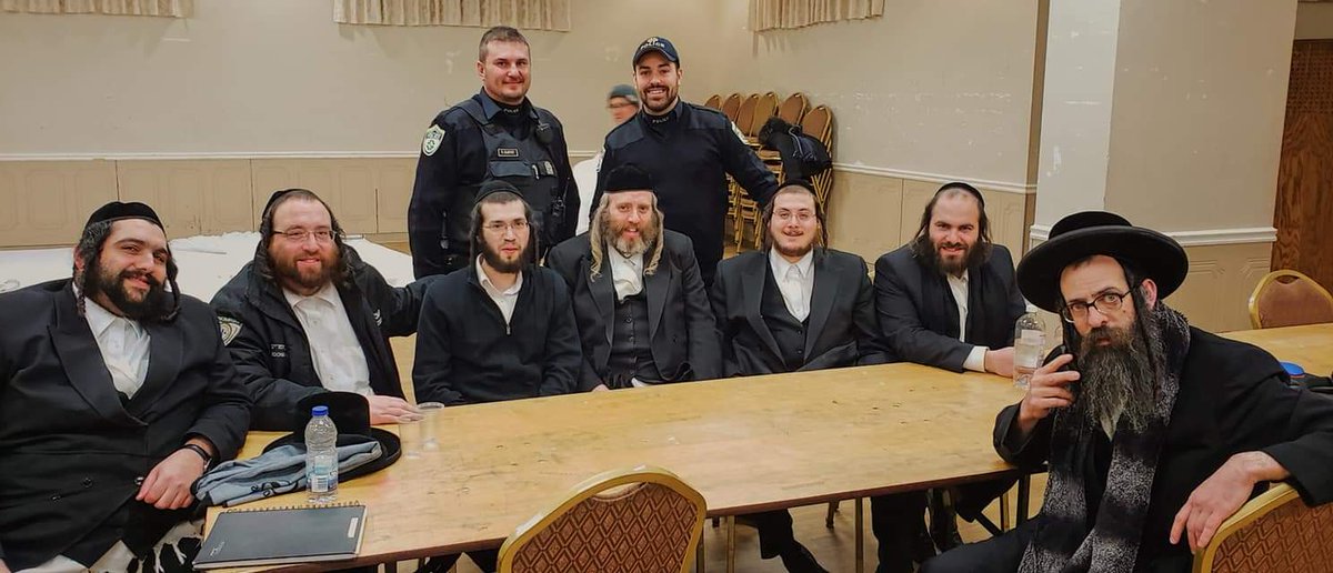 Police RIPTB (@policeriptb) on Twitter photo **Le partenariat , au cœur de nos priorités **
Mercredi, rencontre avec les membres de la communauté juive de Boisbriand, pour discuter de bonnes pratiques en matière de sécurité.
<a href="/ChaverimTosh/">Chaverim Shomrim T</a>
m.facebook.com/story.php?stor… pic.x.com/d58myAABKj **Le partenariat , au cœur de nos priorités **
Mercredi, rencontre avec les membres de la communauté juive de Boisbriand, pour discuter de bonnes pratiques en matière de sécurité.
<a href="/ChaverimTosh/">Chaverim Shomrim T</a>
m.facebook.com/story.php?stor… pic.x.com/d58myAABKj