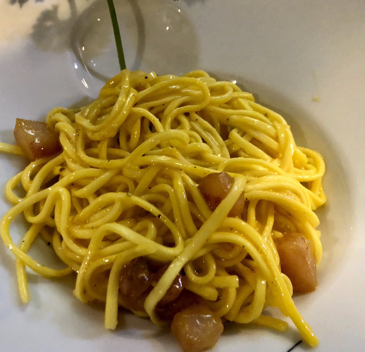 Cómo se elabora la auténtica carbonara? De la receta tradicional romana a dos fö rmulas evolucionadas en <a href="/ATumbarello/">Don Giovanni</a> . Deliciosa cocina pobre (cucina povera), según los italianos. 
elpais.com/elpais/2019/03…