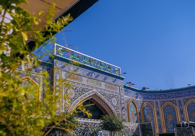 يا ذائداً قد أبهَرَ الأفلاكا

عبَّاسُ ما بَرِحَ الخُلُودُ لِواكا

يا شِبْلَ حيدرةَ الفداءِ تحيةً

لكَ مِنْ قُلُوبٍ كرَّمَتْ ذِكراكا