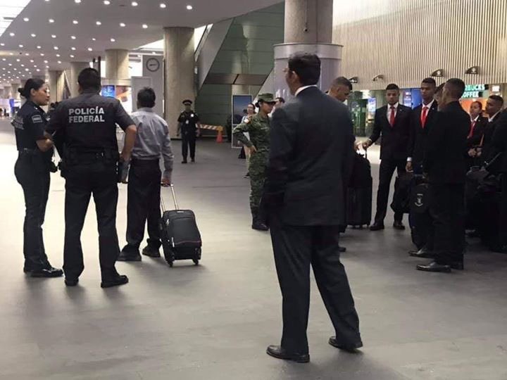 Mex_Libertario's tweet photo. Grupo de militares Venezolanos llegando hoy al AICM terminal 2, recibido por comitiva de policias federales y miembros del Ejercito mexicano

A qué vendrán y porqué los invitó @lopezobrador_? No permitamos más estupideces!
cc @econokafka @memobarba @CartonCalderon @isabellemexico https://t.co/mutrlUPClz
