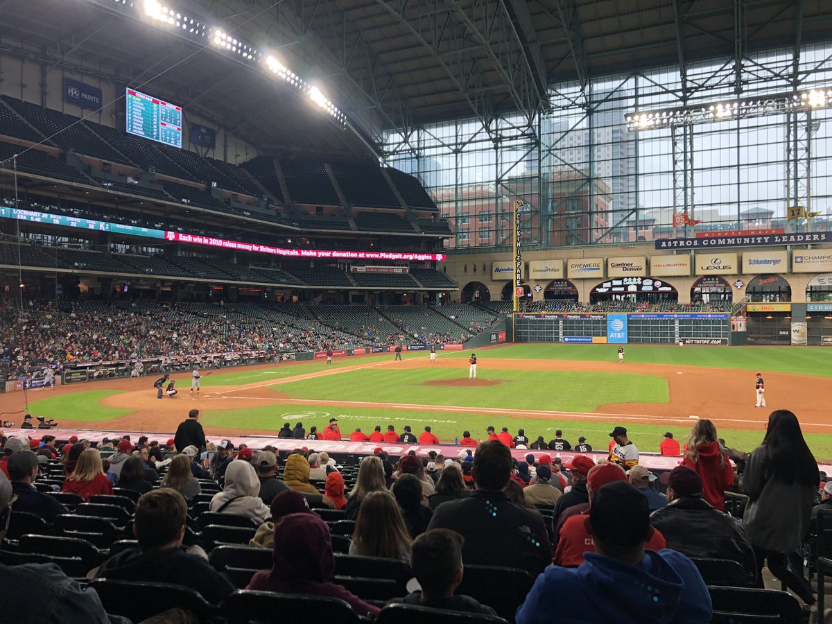 SWaddellTV's tweet photo. Even when I’m off, I still end up at the ballpark! #HoustonCougars taking on  the #Aggies in the @shrinershosp #CollegeClassic the only thing missing...is the heat! #turnontheheat #itsachillyballgame #parkasgalore #needablanket https://t.co/x3vaCMRswQ