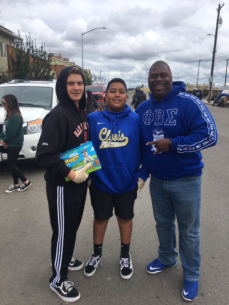 grnigne37's tweet photo. Serving God by serving others. Big shoutout to my dude @ElonPaige of #PurposeField for allowing #PhiBetaSigma to serve alongside you. My brother in Christ has been in the field serving with purpose for a long time. #PBS #Mathew9:37 https://t.co/9fkWfn7zKS