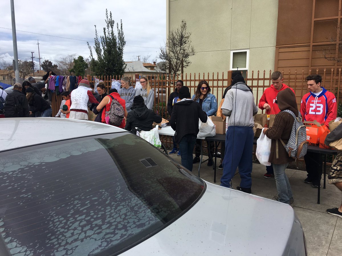 grnigne37's tweet photo. Serving God by serving others. Big shoutout to my dude @ElonPaige of #PurposeField for allowing #PhiBetaSigma to serve alongside you. My brother in Christ has been in the field serving with purpose for a long time. #PBS #Mathew9:37 https://t.co/9fkWfn7zKS