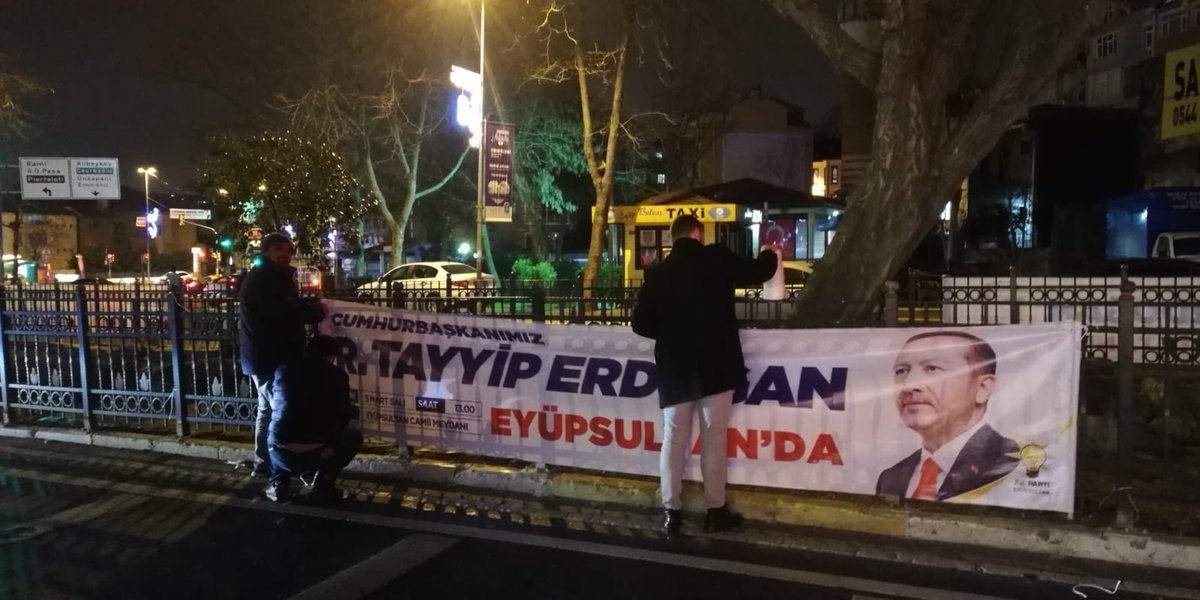 eyupakgenclik's tweet photo. Cumhurbaşkanımız Sn @RT_Erdogan ‘ın Eyüpsultanımıza teşrifleri dolayısıyla ilçe içerisinde pankartlarımızı asıyoruz.
Gençlik olarak biz hazırız, Cumhurbaşkanımızı bekliyoruz. @cihatbiradli https://t.co/B6eDgV1S4E