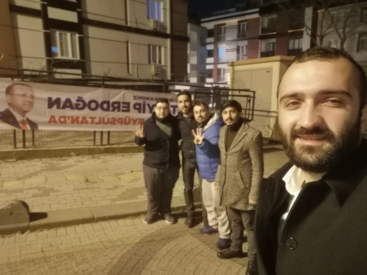 eyupakgenclik's tweet photo. Cumhurbaşkanımız Sn @RT_Erdogan ‘ın Eyüpsultanımıza teşrifleri dolayısıyla ilçe içerisinde pankartlarımızı asıyoruz.
Gençlik olarak biz hazırız, Cumhurbaşkanımızı bekliyoruz. @cihatbiradli https://t.co/B6eDgV1S4E