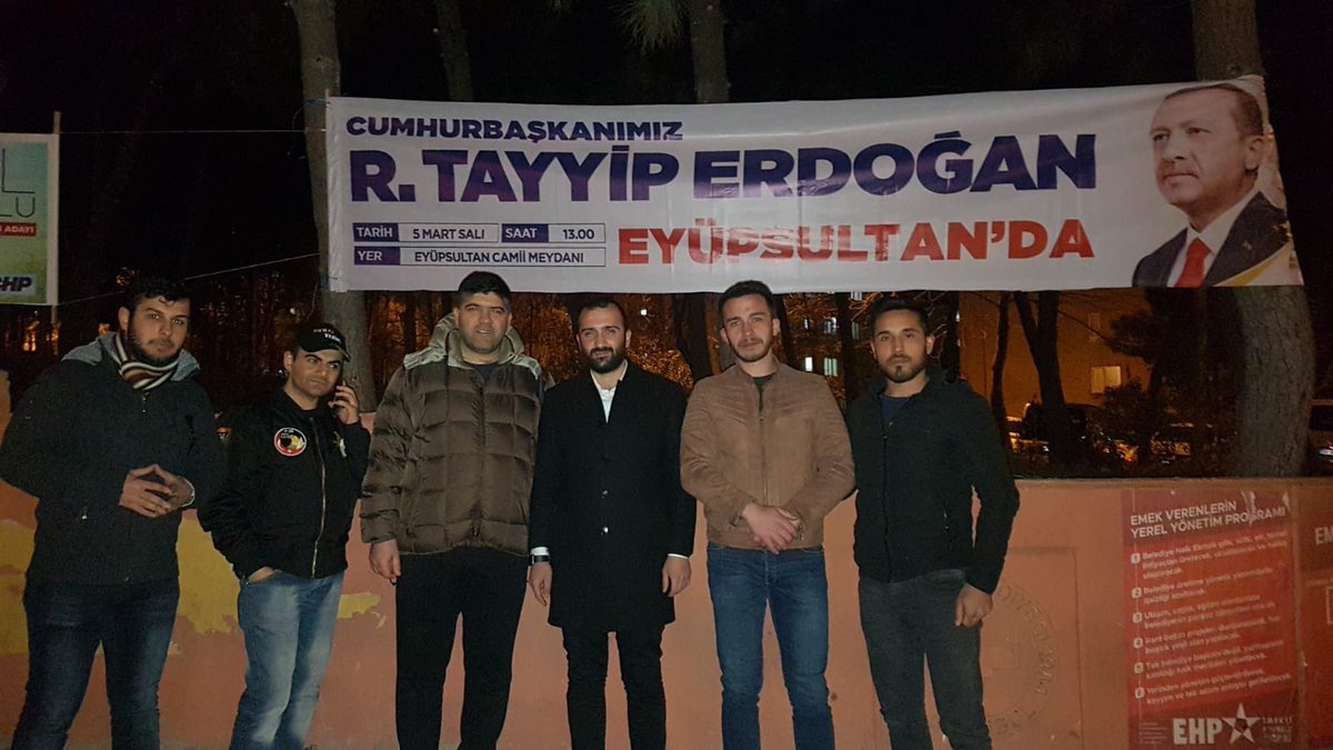 eyupakgenclik's tweet photo. Cumhurbaşkanımız Sn @RT_Erdogan ‘ın Eyüpsultanımıza teşrifleri dolayısıyla ilçe içerisinde pankartlarımızı asıyoruz.
Gençlik olarak biz hazırız, Cumhurbaşkanımızı bekliyoruz. @cihatbiradli https://t.co/B6eDgV1S4E