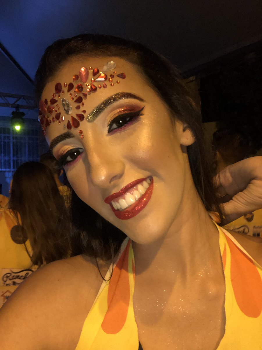 batistela_giu's tweet photo. Só queria dizer que ainda bem que eu ganhei!!! Por enquanto tá foda p caraio!!! #blocofolia https://t.co/8Z9Zl23Rys