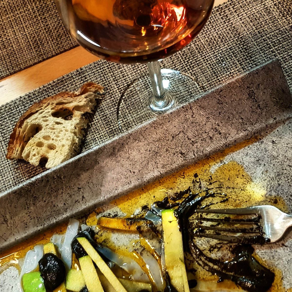 monteromonti's tweet photo. Domingos que parecen viernes. Como si no hubiera q #madrugar uno baja a la gran #ciudad a escuchar #música-música, pero antes hay que #cenar: #carpaccio de calamar by #EdiciónLimitada de @PrimaConciencia @edlimgastro Disfrute pre-concierto garantizado
PD: Sí, es #palocortado ;-) https://t.co/uvkT4hswKC