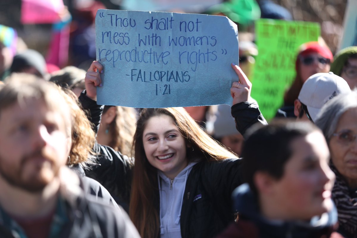 celeste_graves7's tweet photo. The Portland Womxn’s March has wrapped up at PSU’s South Park Blocks. From my view, everything ran smoothly and the weather was gorgeous. Here’s a few more shots #womxnsmarchpx
#womensmarchpdx #WhyIMarchPDX @oregonian https://t.co/SWnaIoNa59