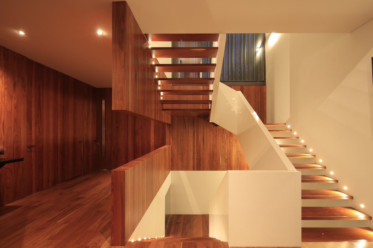 piro0000's tweet photo. Cuando diseñamos la escalera, queríamos que el centro fuera como una culebra blanca donde sólo existiera un ligero centro sólido y se conectara con la pared únicamente con los peldaños de madera... después de muchas pruebas, encontramos con el herrero y el carpintero la solución. https://t.co/Vilz4VrDIw