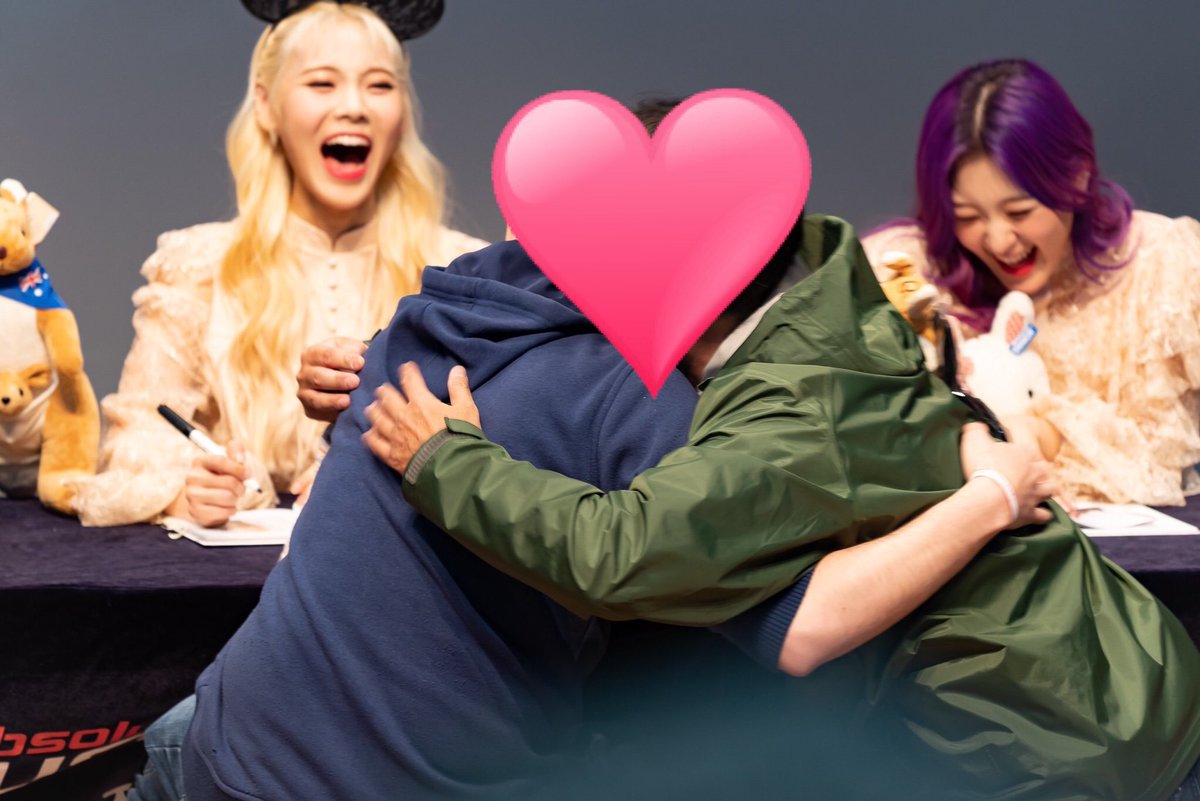 yoonalist's tweet photo. 20190303 이달의소녀

The love of American friend and me can make OEC laugh

#이달의소녀 #LOONA
@Loonatheworld https://t.co/LFunR0lIW8