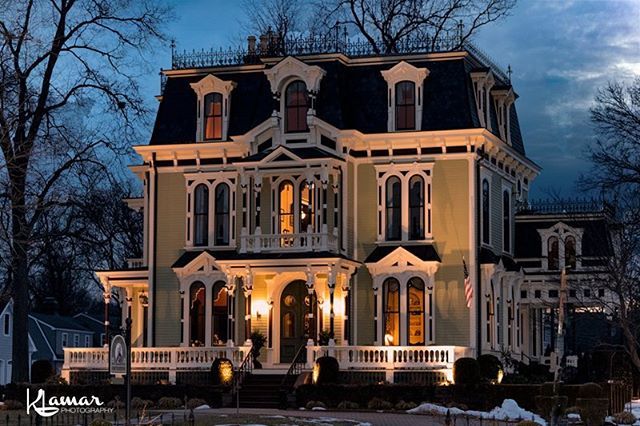 KLamarPhotos's tweet photo. Silas W. Robbins House in Wethersfield, CT
#silaswrobbinshouse #hallmarkchristmasmovies #christmasonhoneysucklelane #oldwethersfield #photography #klamarphotography #nightshoots #bedandbreakfast #ctinns https://t.co/MEuiGkATxp https://t.co/5SCuoOKQEP