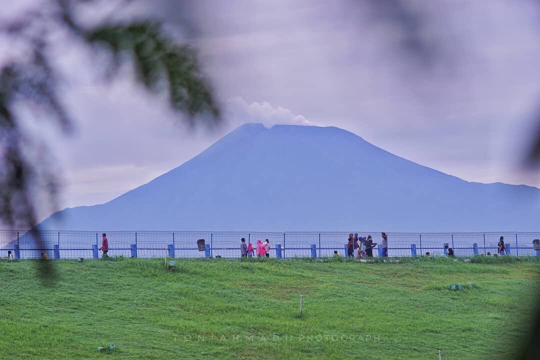 infotegal's tweet photo. Sudah hari senin lagi, tentunya banyak yang beraktivitas kembali setelah liburan kemarin.
Ada yang suka olahraga pagi di sekitar Waduk Cacaban ini? Kapan terakhir kali menikmati segarnya udara pagi di tempat ini?
Foto: @toniachmadi
#tegal #wisatategal #infotegal #visittegal https://t.co/lTLe4CGtw8