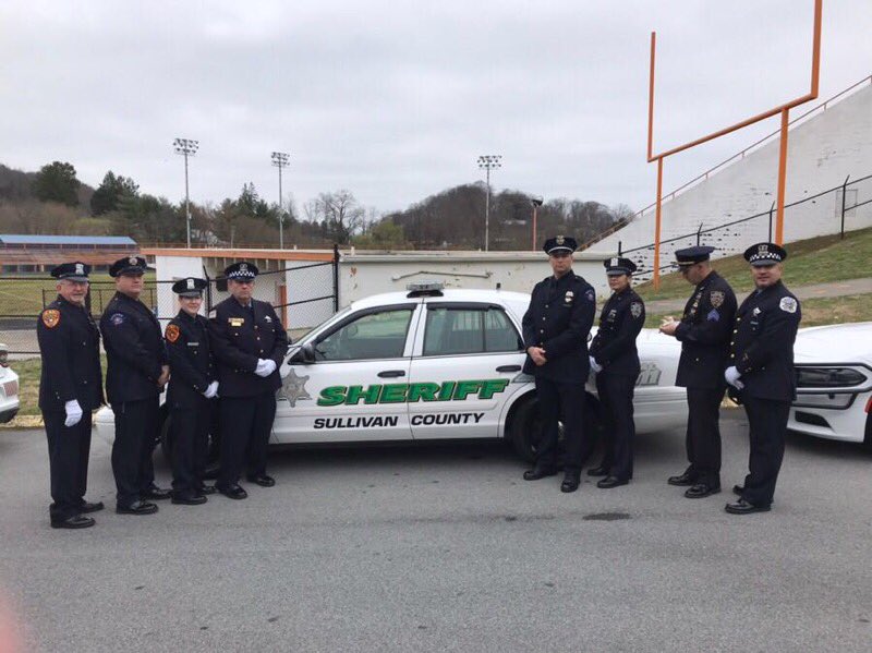BFTFChicago's tweet photo. Paying our respects for Sergeant Steve Hinkle #SullivanCountySheriff Rest In Peace ◾️🔹◾️ https://t.co/y9PgP9wula