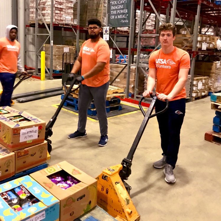 UTSAFTBL's tweet photo. Giving back #BirdsUp #UTSADayOfService https://t.co/q3NS1Nq7Oe