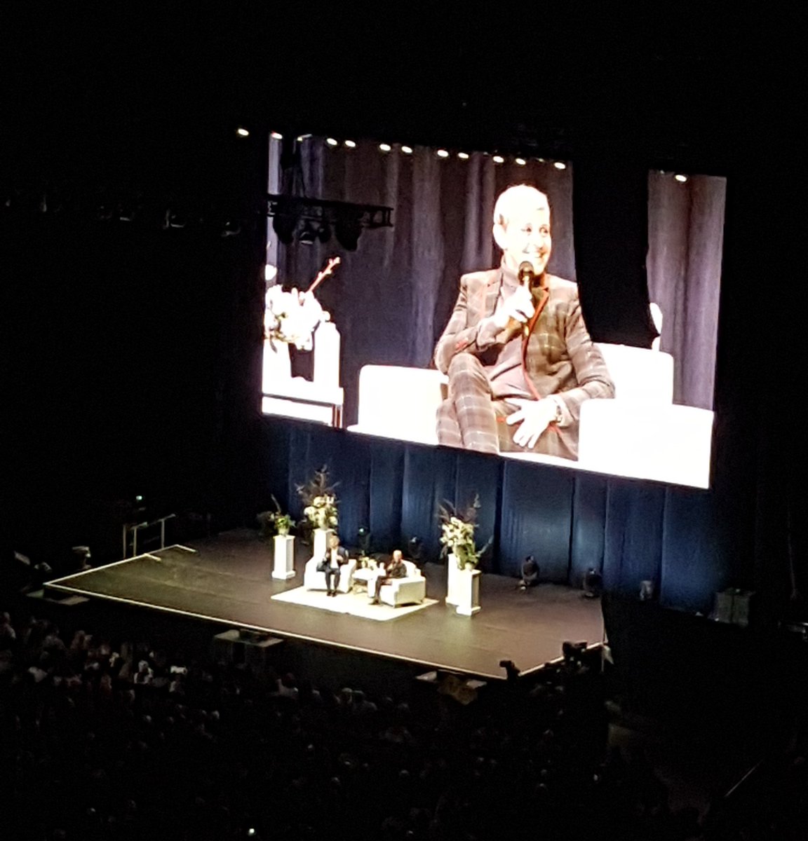 Yen_Ho's tweet photo. Finally get to see her live! 😍
"Do what you love doing. Life is too short for you not to do what you love." - @TheEllenShow #EllenInToronto #EllenDeGeneres https://t.co/ivGMHT2u8H