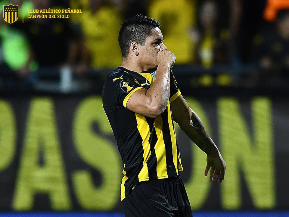 OficialCAP's tweet photo. ¡El beso que todos queremos dar! @ToroFernandez26 💛🖤 https://t.co/VQMTf7hG6A
