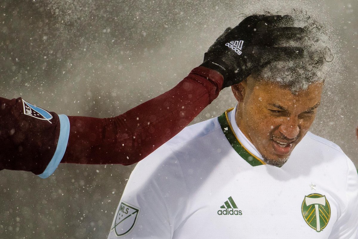 Teradeportes's tweet photo. Ayer se jugó el partido entre Colorado Rapids vs Portland Timbers a una temperatura récord para un encuentro de fútbol en la MLS, el Mercurio marcó los -3 grados centígrados 🌨❄️ 🥶🥶
Este deporte nos trae locos!!! https://t.co/N2ovXlAUze