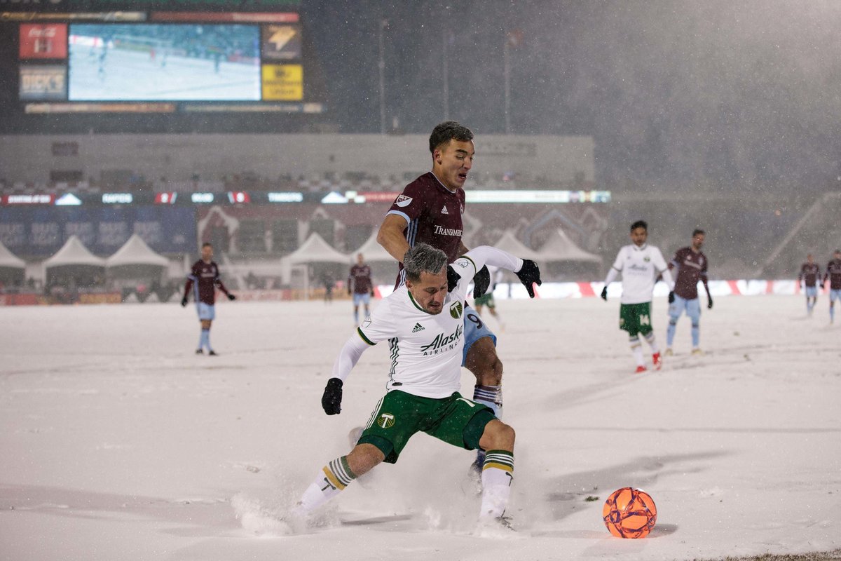 Teradeportes's tweet photo. Ayer se jugó el partido entre Colorado Rapids vs Portland Timbers a una temperatura récord para un encuentro de fútbol en la MLS, el Mercurio marcó los -3 grados centígrados 🌨❄️ 🥶🥶
Este deporte nos trae locos!!! https://t.co/N2ovXlAUze