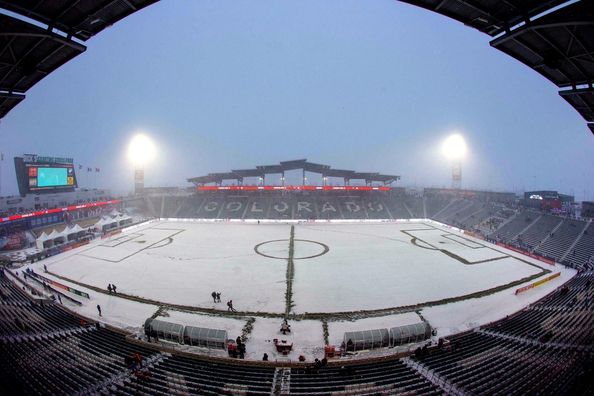 Teradeportes's tweet photo. Ayer se jugó el partido entre Colorado Rapids vs Portland Timbers a una temperatura récord para un encuentro de fútbol en la MLS, el Mercurio marcó los -3 grados centígrados 🌨❄️ 🥶🥶
Este deporte nos trae locos!!! https://t.co/N2ovXlAUze