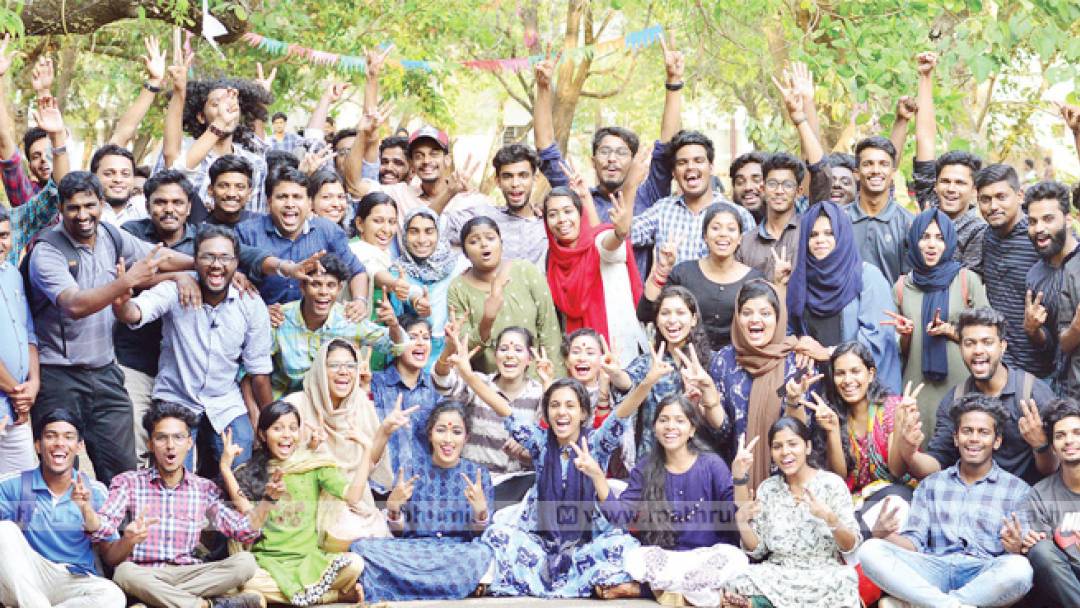 mathrubhumi's tweet photo. സി സോൺ കലാകിരീടം മമ്പാട് എം.ഇ.എസിന് https://t.co/BjFz9QdJWq #czone #Mampadmescollege https://t.co/L7owgjl7ib