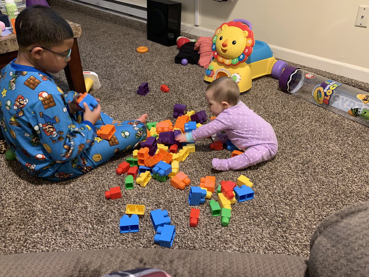 Learning to love legos at a young age!!! My two engineers!
#pinkfluffyunicorns #engineers #myloves #aubrielle #cayden