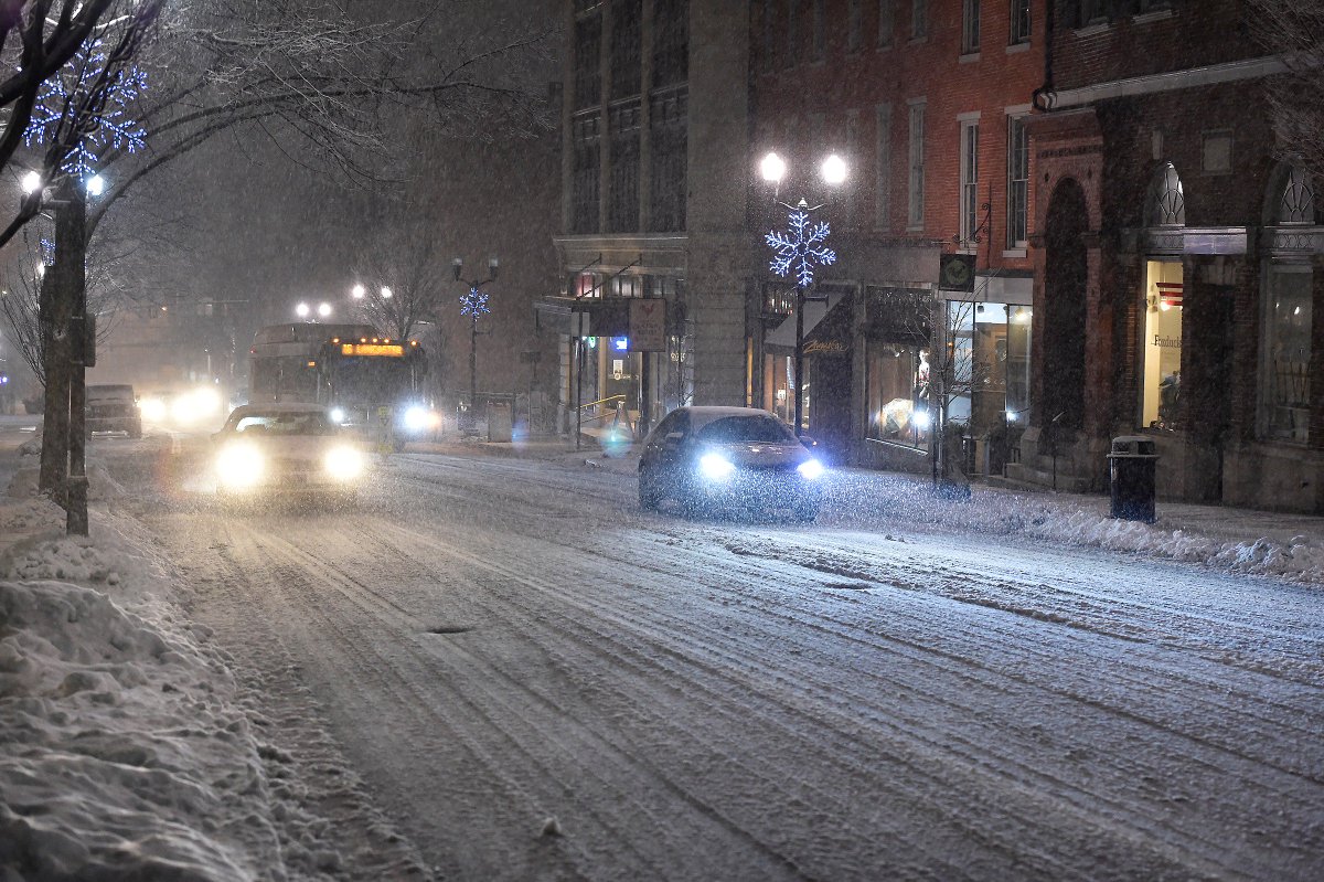 SuzetteLNP's tweet photo. A few photos from Lancaster city during the evening snowfall. The roadways started to be covered around 5:40pm. It didn't take long for the surfaces to be very slick after that. Stay safe and take your time. @LancasterOnline #lancastersnow https://t.co/yrPmfFhgII