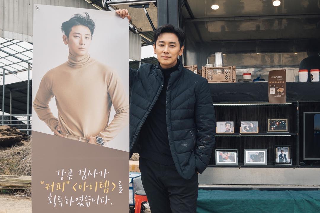 으흐흑ㅎ흐끅 왜이렇게 설레게 생겼어 당신..