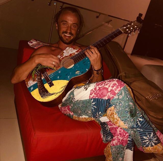 รูปทอมล่าสุดใน Instagram ครับ ☺️ ท่าทางจะเห่อลายกีต้าร์ใหม่มากเลย

ปล. กางเกงดูคุ้นๆว่ามั้ยครับชาวภูเก็ต 🤣🤣💛