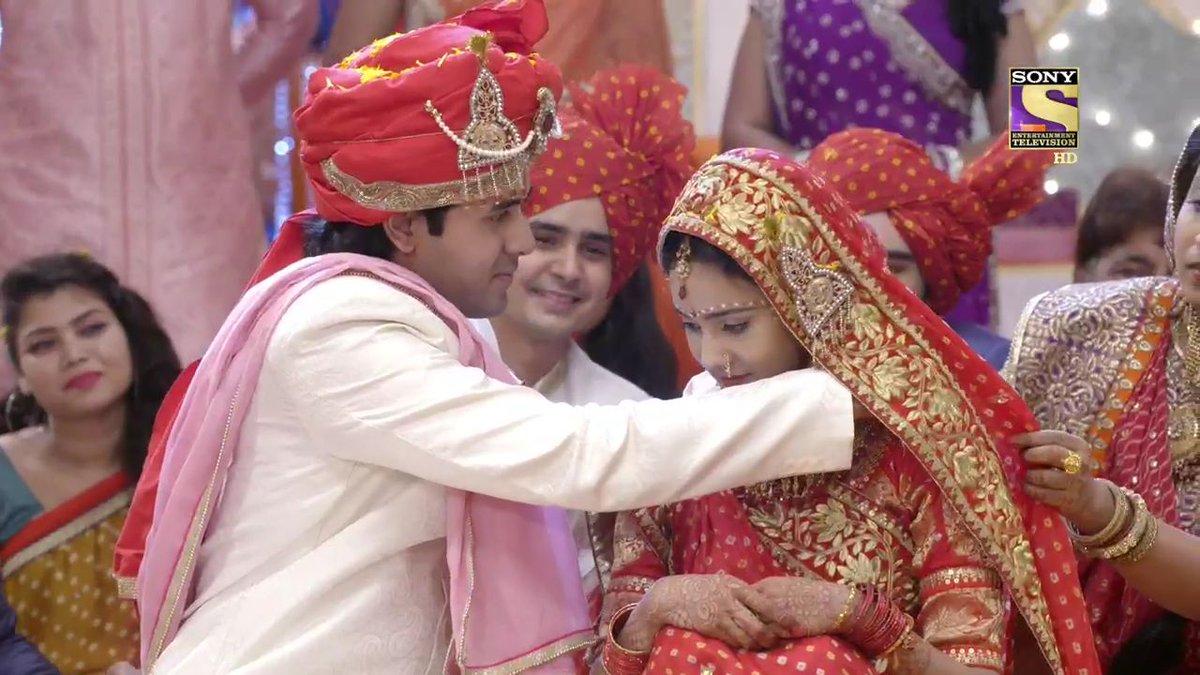 MAI APNA NAAM TUMHARE NAAM KE SAATH JOD CHUKA HU!The customised NS mangalsutra with N before S was all about him handing his life, his existence to her to lead him on the path she choses & to let the world openly know that he belongs to only her. #YehUnDinonKiBaatHai