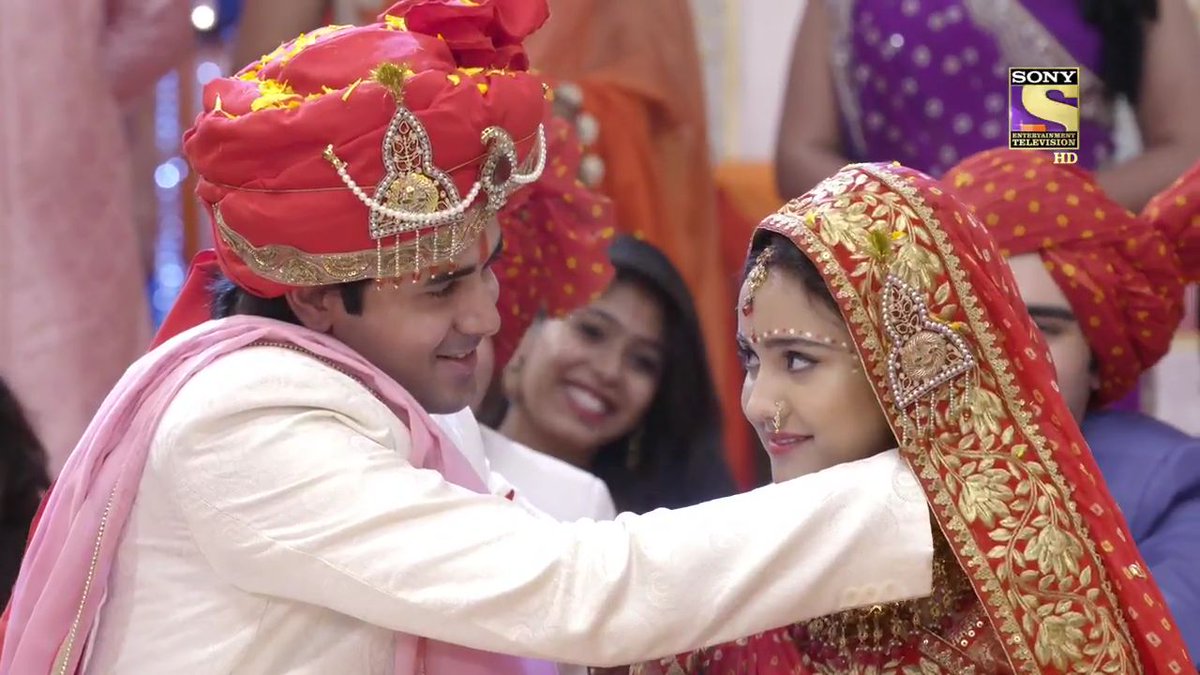 MAI APNA NAAM TUMHARE NAAM KE SAATH JOD CHUKA HU!The customised NS mangalsutra with N before S was all about him handing his life, his existence to her to lead him on the path she choses & to let the world openly know that he belongs to only her. #YehUnDinonKiBaatHai