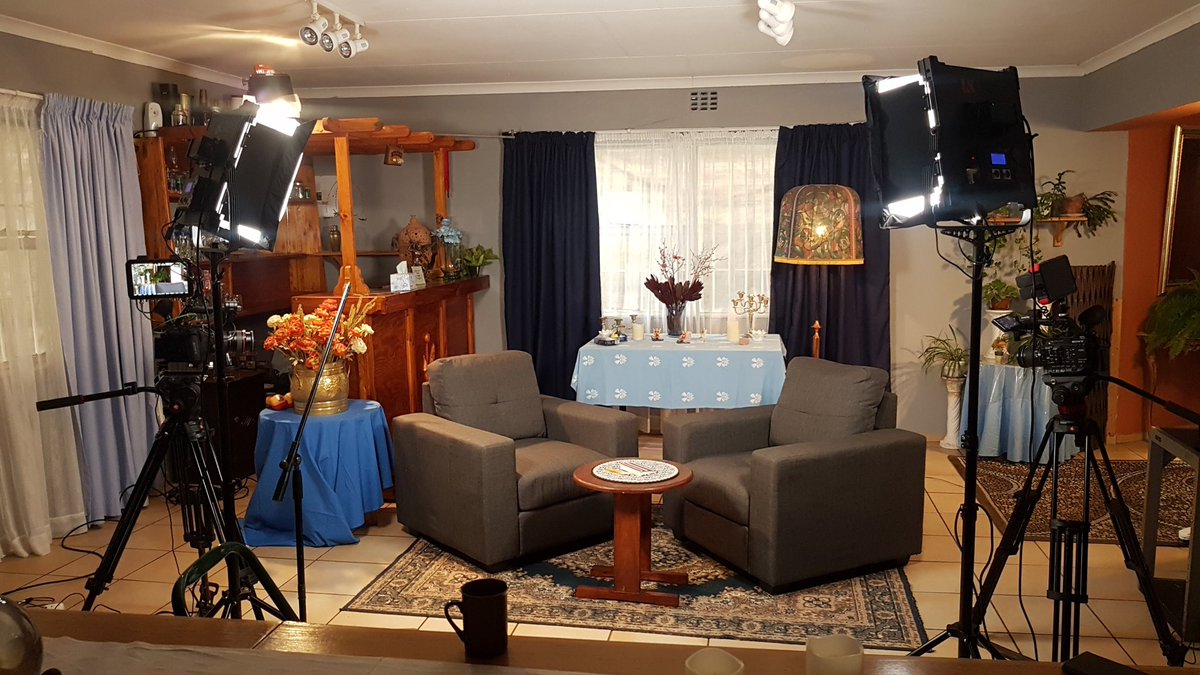 AlliAlien's tweet photo. A quiet set in anticipation... The clairvoyant... @Zaxcom @Sony @Lectrosonics @sanken https://t.co/TBp78IwXD3